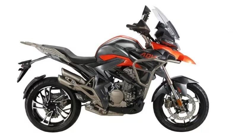 <div class='descrGalleryTitle'>Zontes ZT 350 T1 – 5.290 euro</div><div class='descrGalleryText'><p>Il marchio importato da Betamotor propone una <b><a href="https://www.dueruote.it/moto-scooter/zontes/zontes-zt-350-t-1/">crossover</a></b> economica e guidabile con patente A2 declinata in due versioni, una prettamente stradale e l’altra più versatile. La T1 è quella con <b>ruote da 17” in lega</b>, vocata all’asfalto. Sta ampiamente entro il tetto dei 6.000 euro, ma presenta soluzioni di pregio insolite per un prodotto entry level, come il forcellone monobraccio. Il motore è un monocilindrico da <b>348 cc che eroga 39 cavalli</b>, in assoluto non pochi per una simile cubatura.</p>
</div>